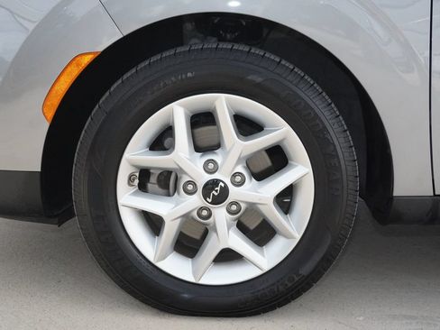 Used 2023 Kia Soul LX w/ LX Technology Package FWD image 9