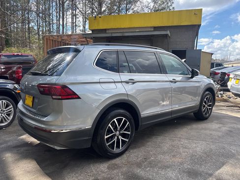 Used 2021 Volkswagen Tiguan SE w/ Panoramic Sunroof Package image 6