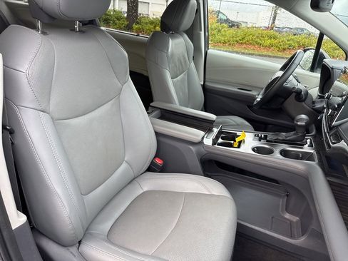 Used 2021 Toyota Sienna Limited image 17