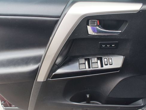 Used 2018 Toyota RAV4 Limited FWD image 21