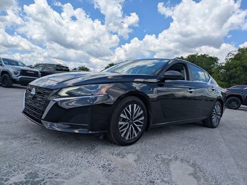 Used 2024 Nissan Altima 2.5 SV FWD image 8