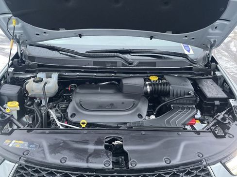 Used 2024 Chrysler Pacifica Touring-L image 11