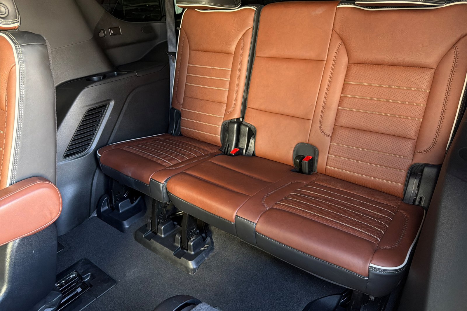Used 2024 GMC Yukon Denali Ultimate AWD/4WD image 15