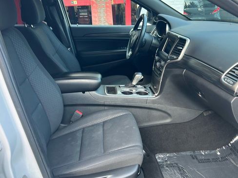 Used 2019 Jeep Grand Cherokee Laredo image 9