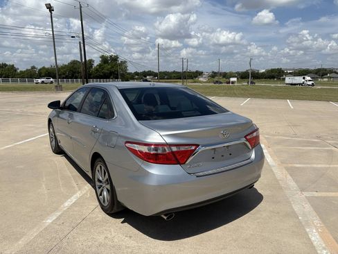 Used 2017 Toyota Camry XLE FWD image 3