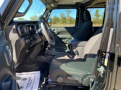 Used 2023 Jeep Gladiator Willys image 11