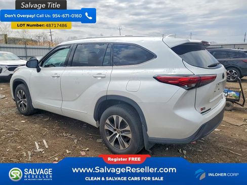Used 2022 Toyota Highlander XLE AWD/4WD image 3