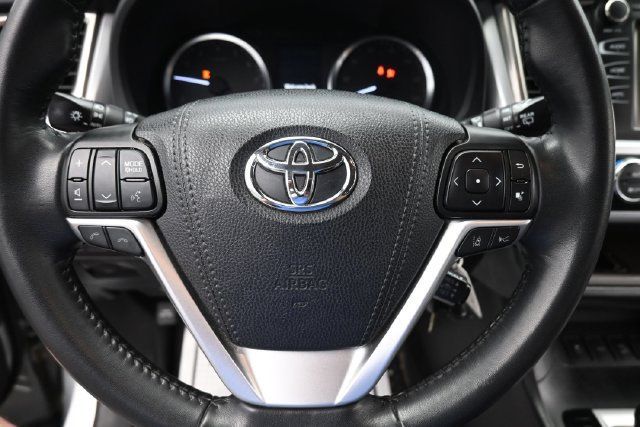 Used 2019 Toyota Highlander Plus AWD/4WD image 13