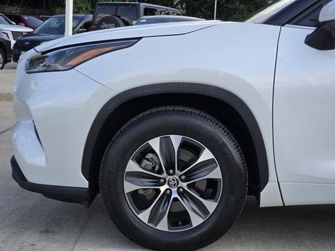 Certified 2025 Toyota Highlander XLE FWD image 6