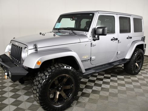Used 2013 Jeep Wrangler Unlimited Sahara w/ Connectivity Group AWD/4WD image 10