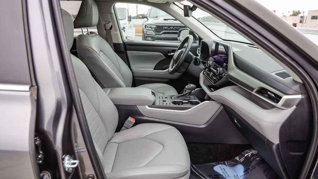 Used 2024 Toyota Highlander XLE AWD/4WD image 21