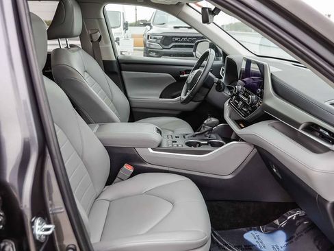 Used 2024 Toyota Highlander XLE AWD/4WD image 21