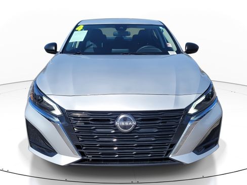 Used 2024 Nissan Altima 2.5 SV image 2