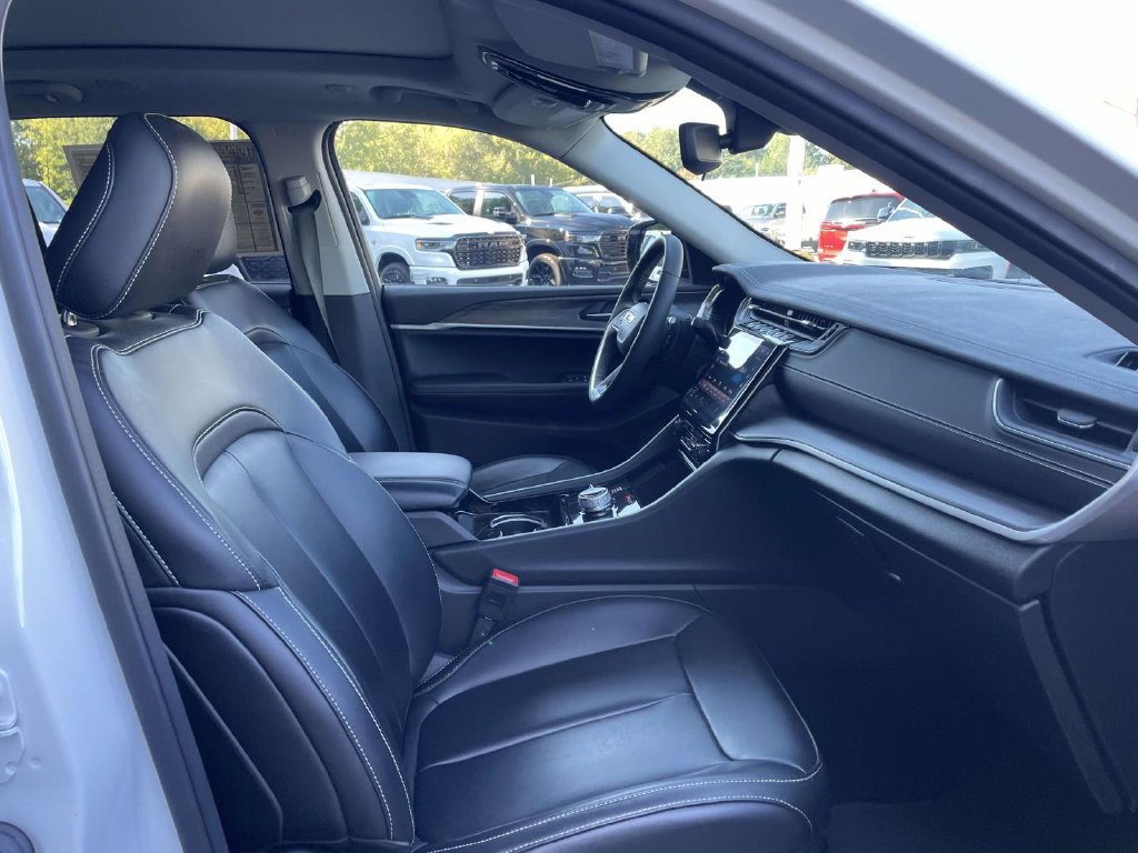 Used 2023 Jeep Grand Cherokee Limited AWD/4WD image 15