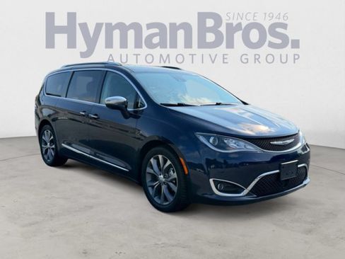 Used 2018 Chrysler Pacifica Limited w/ Tire & Wheel Group FWD image 1