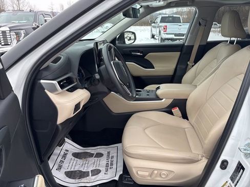Used 2024 Toyota Highlander XLE image 7