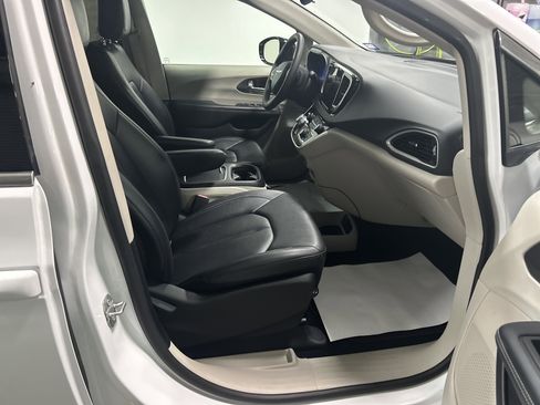Used 2024 Chrysler Pacifica Touring-L image 32