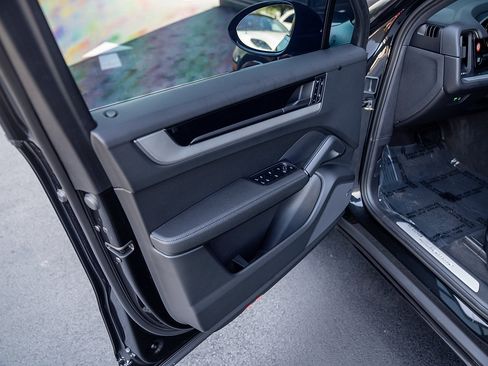 Certified 2025 Porsche Cayenne AWD/4WD image 16