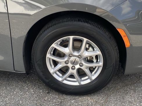 Used 2023 Chrysler Pacifica Touring-L image 11