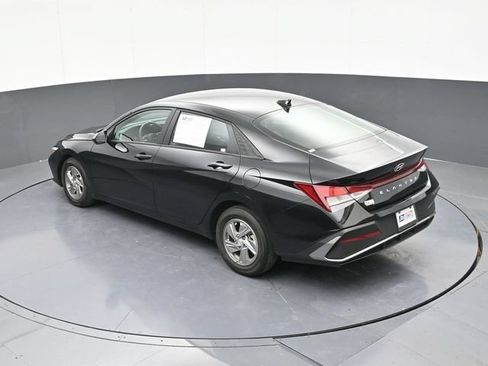 Used 2025 Hyundai Elantra SE FWD image 59