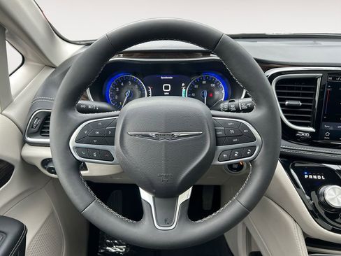 Used 2024 Chrysler Pacifica Limited image 14
