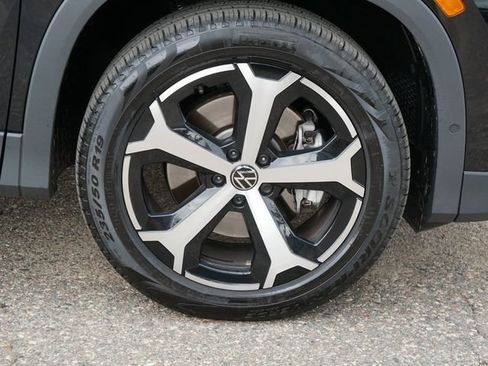 Certified 2025 Volkswagen Tiguan SE AWD/4WD image 9
