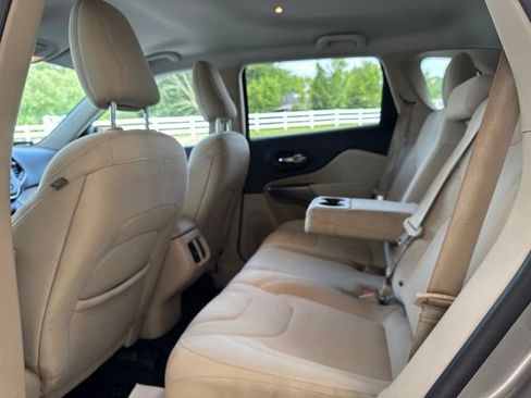 Used 2019 Jeep Cherokee Latitude w/ Cold Weather Group AWD/4WD image 27
