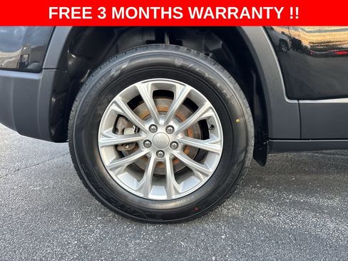 Used 2019 Jeep Cherokee Latitude w/ Popular Appearance Group AWD/4WD image 36