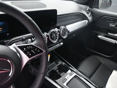 New 2025 Mercedes-Benz GLB 250 image 31