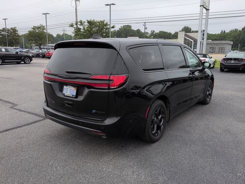 Used 2023 Chrysler Pacifica Touring-L w/ S Appearance Package FWD image 15