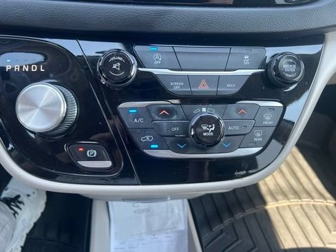 Used 2017 Chrysler Pacifica Touring Plus w/ Tire & Wheel Group FWD image 30
