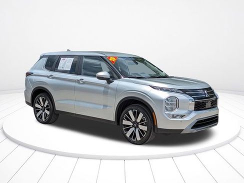 Used 2025 Mitsubishi Outlander SE FWD image 2