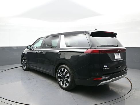 Used 2023 Kia Carnival EX image 8