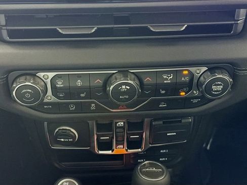 New 2025 Jeep Gladiator Sport image 13