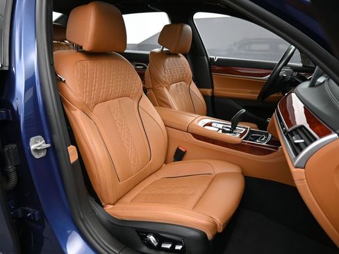 Used 2022 BMW ALPINA B7 xDrive w/ Luxury Rear Seating Package image 36