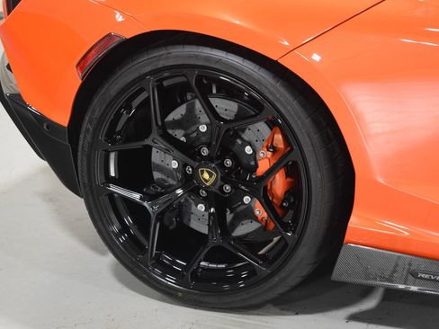 Used 2025 Lamborghini Revuelto image 15