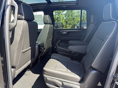New 2026 Chevrolet Suburban Premier AWD/4WD image 11