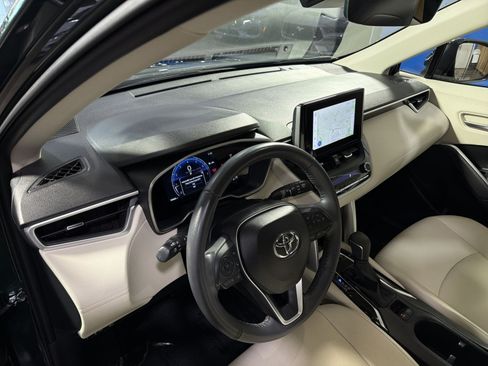 Used 2024 Toyota Corolla Cross XLE w/ Convenience Package AWD/4WD image 19