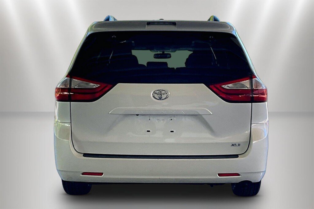 Used 2017 Toyota Sienna XLE FWD image 6