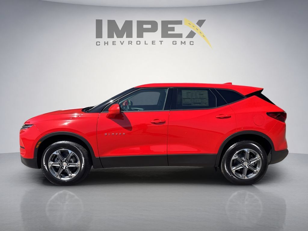 Used 2026 Chevrolet Blazer LT FWD image 2