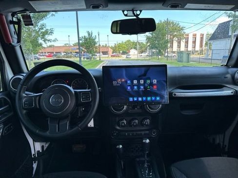 Used 2015 Jeep Wrangler Unlimited Rubicon AWD/4WD image 3