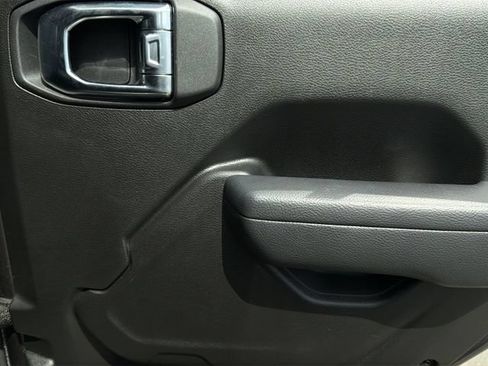 Certified 2025 Jeep Gladiator Sport AWD/4WD image 36