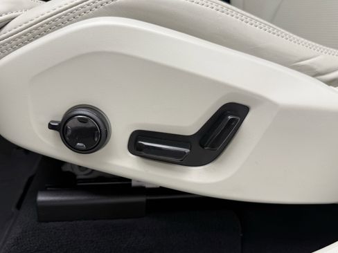 Certified 2023 Volvo XC60 B6 Ultimate w/ Protection Package Premier AWD/4WD image 28