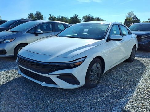 Used 2024 Hyundai Elantra SEL FWD image 2