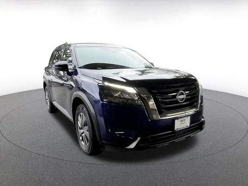 Used 2025 Nissan Pathfinder SV image 3
