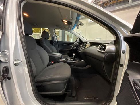 Used 2020 Kia Sorento LX image 9