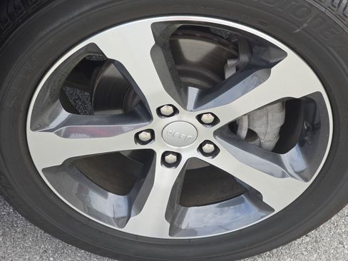 Certified 2023 Jeep Grand Cherokee Limited w/ Luxury Tech Group II image 3