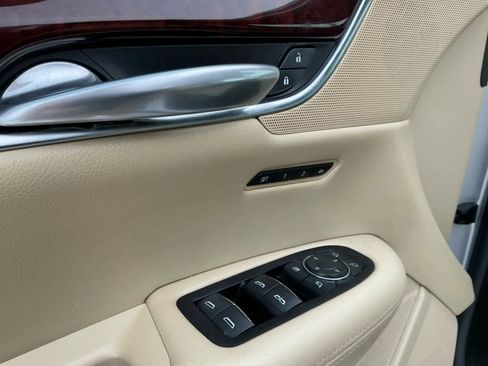 Used 2018 Cadillac XT5 Luxury w/ Driver Awareness Package image 18