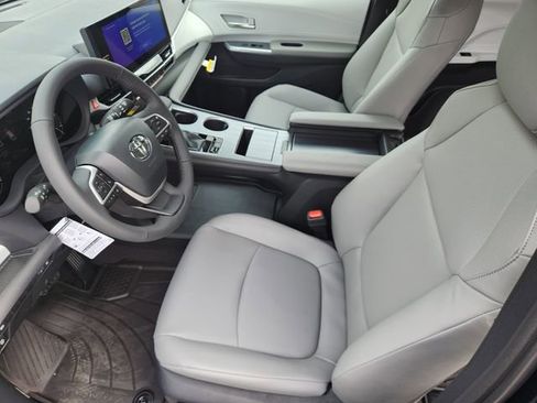 New 2026 Toyota Sienna XLE image 9