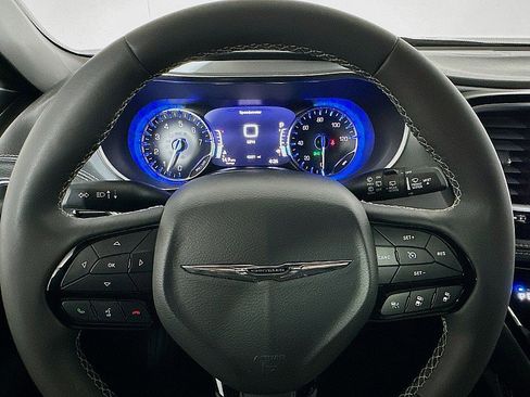 Used 2025 Chrysler Pacifica Limited image 12